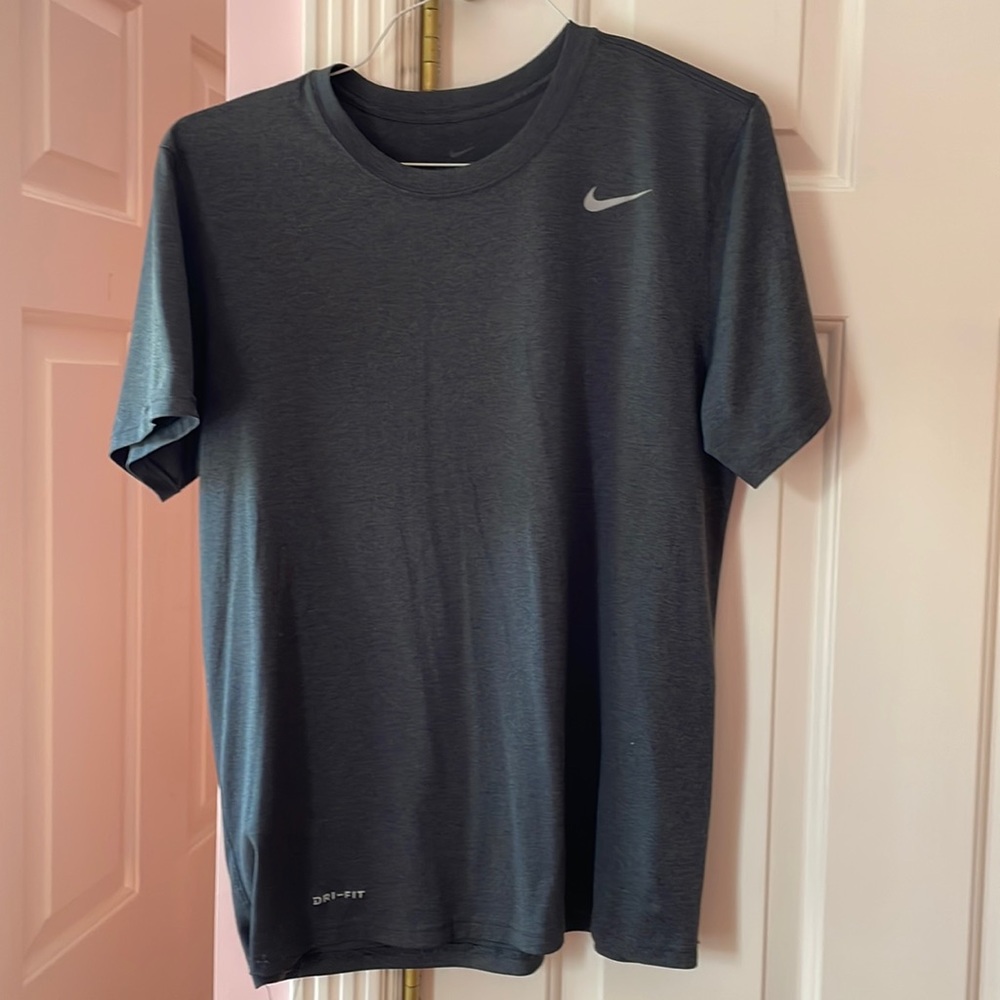 Nikes men’s t-shirt